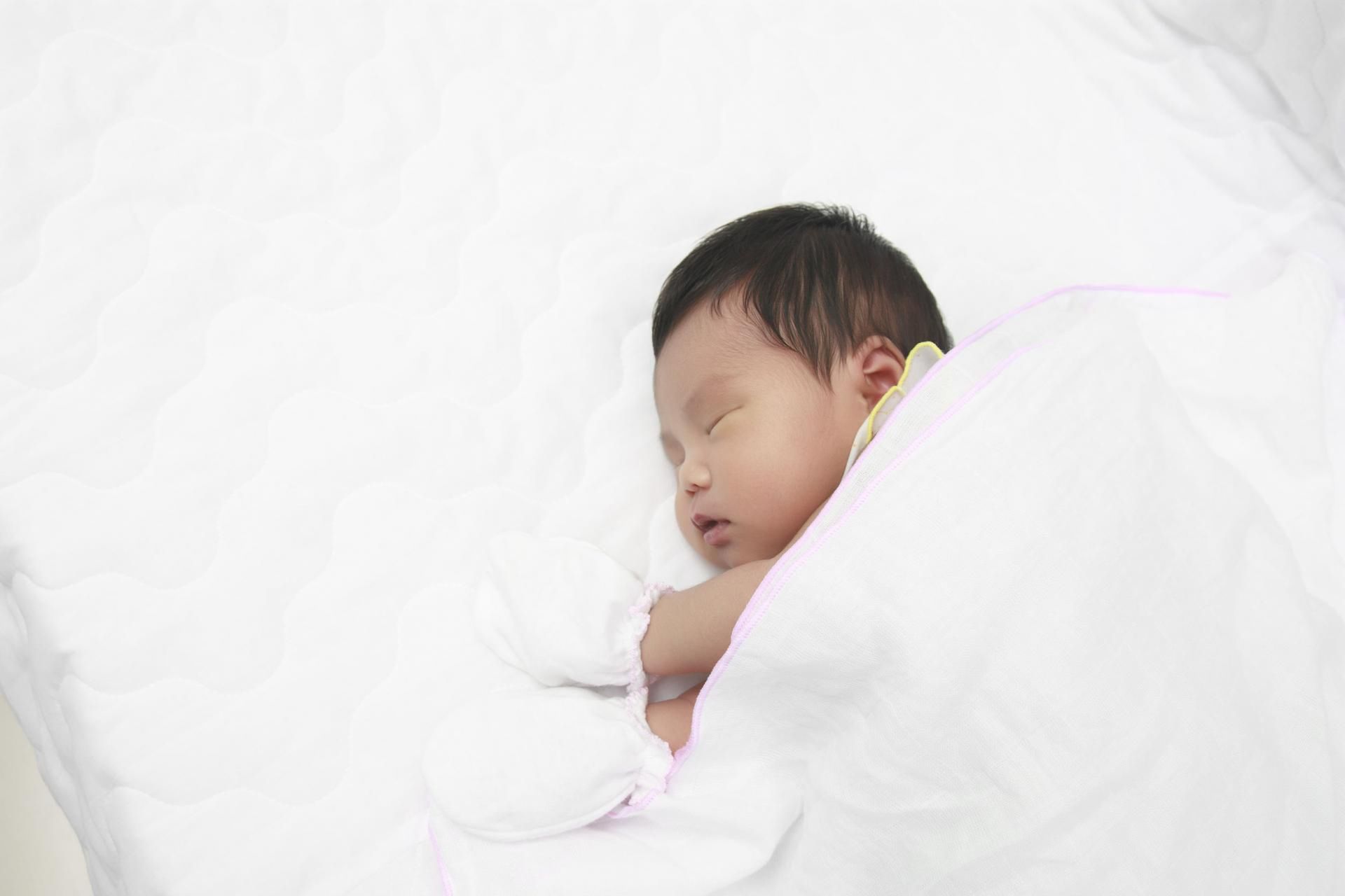 Rękawiczki-niedrapki uniemożliwiają dziecku pełny rozwój