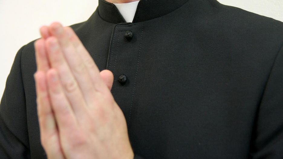 Skandaliczne zachowanie księdza. Miał rzucać w uczniów kredą, przeklinać i straszyć piekłem