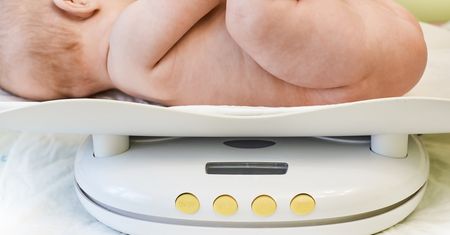 Waga niemowlęcia – jaka prawidłowa masa ciała, jak ją sprawdzić?