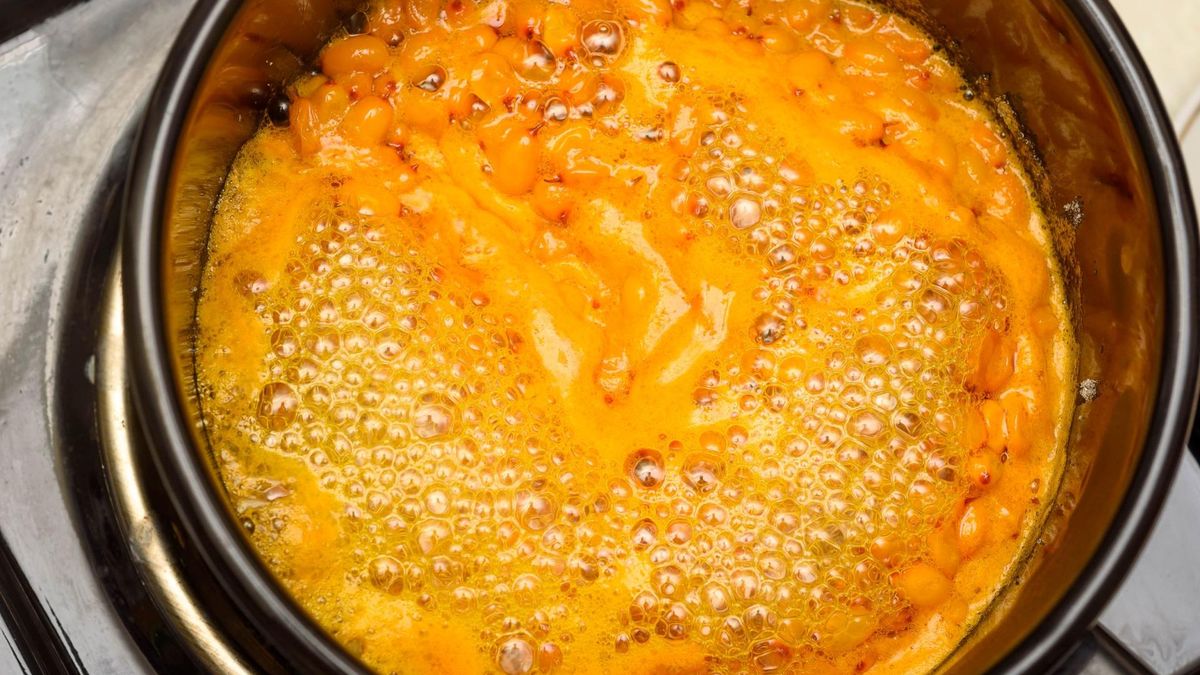 Rokitnik wspiera zdrowie skóry i przyspiesza regenerację tkanek.