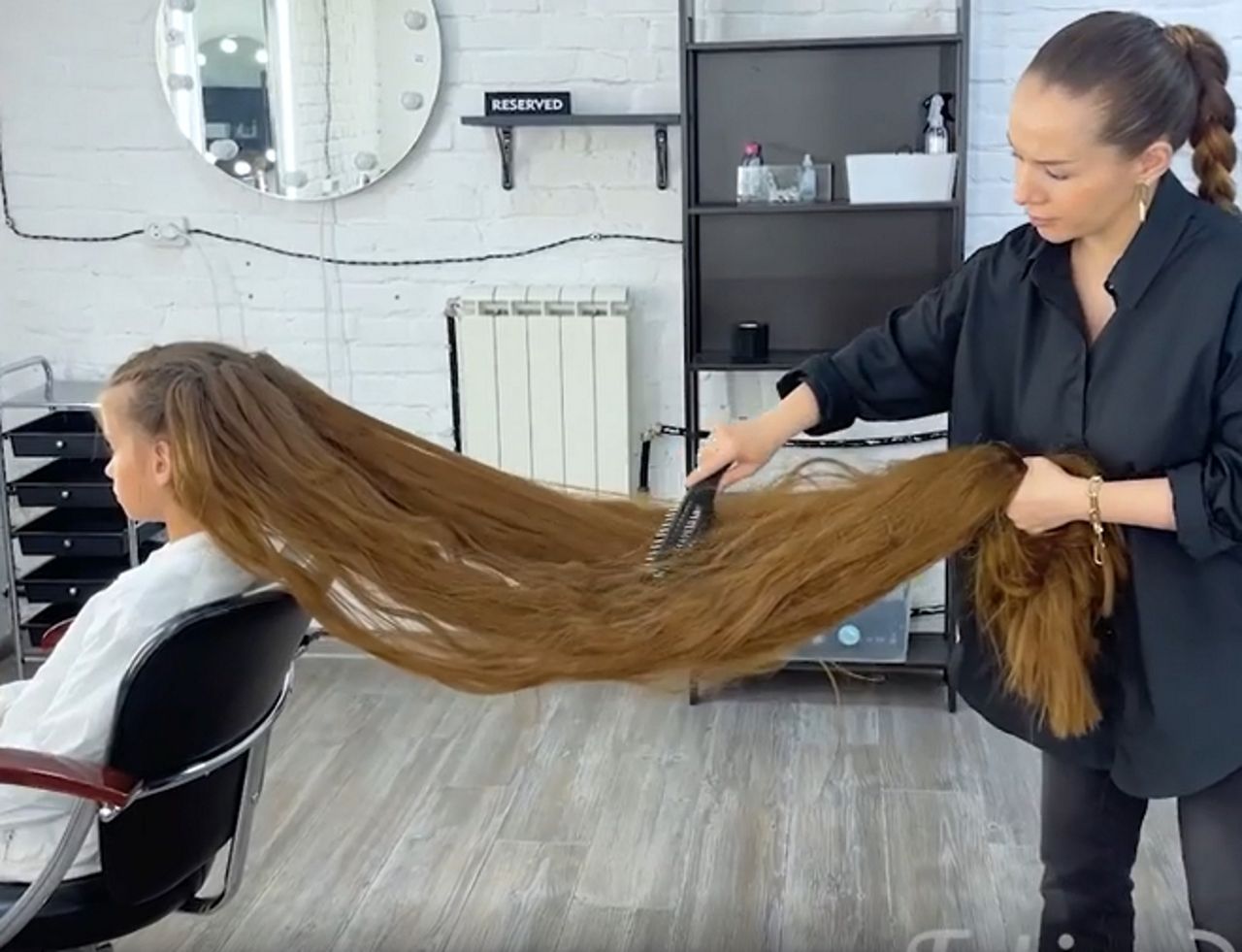 Mała Roszpunka ścięła włosy. Miała dość reklam szamponów