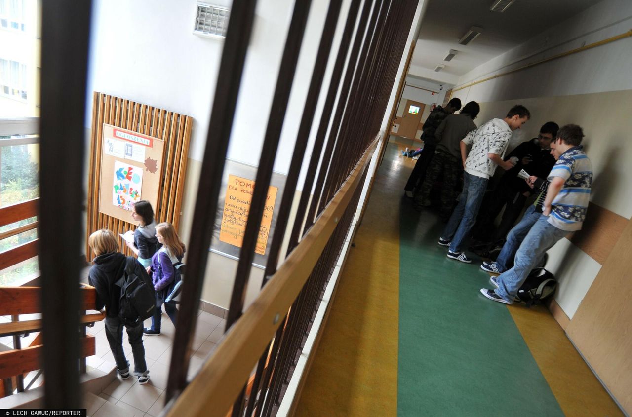 Polacy podzieleni w sprawie prac domowych. Poparcie spada wraz z wiekiem