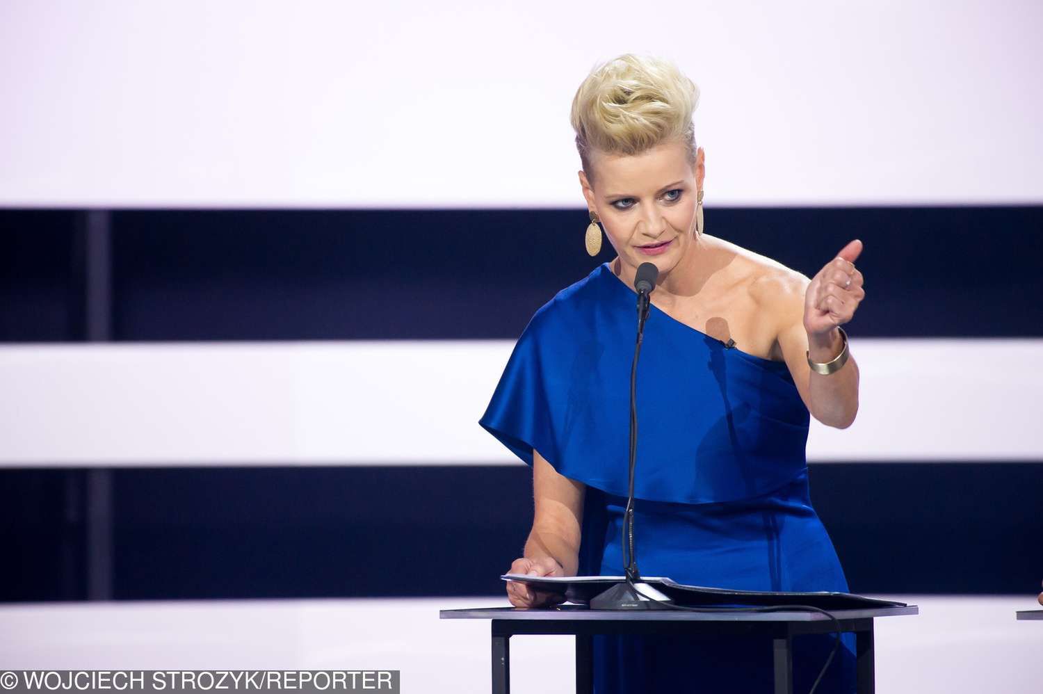 Małgorzata Kożuchowska w kobaltowej sukience – Dwa Teatry 2018