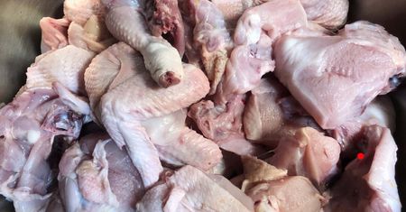 Najgorsza część kurczaka. Lepiej nie jeść, tu gromadzą się pasożyty