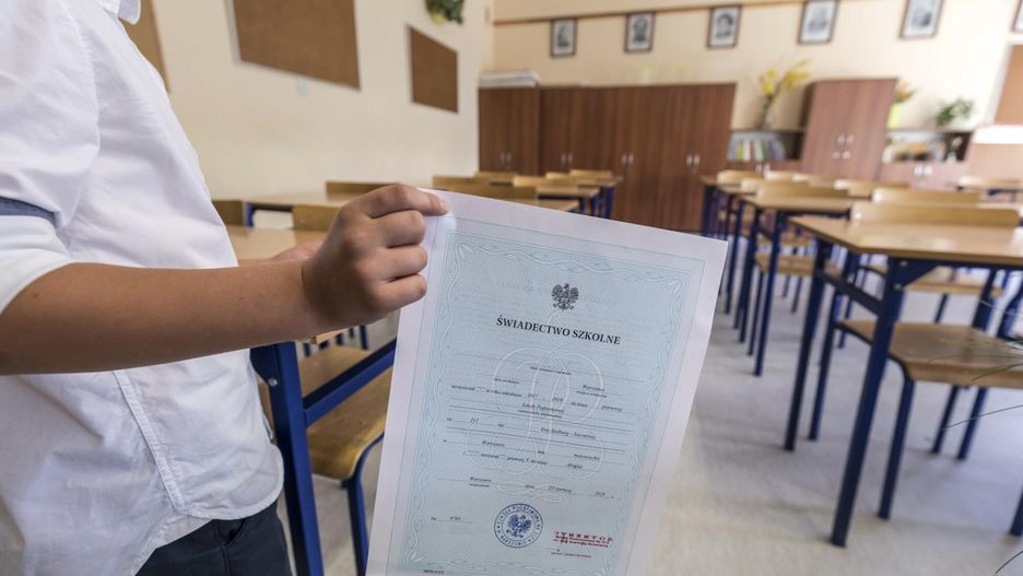 Uczniowie nie powinni ulegać "festiwalowi czerwonych pasków". Selfie ze świadectwem może być niebezpieczne