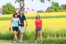 Nordic walking – zalety i wady, jak zacząć i dlaczego warto?