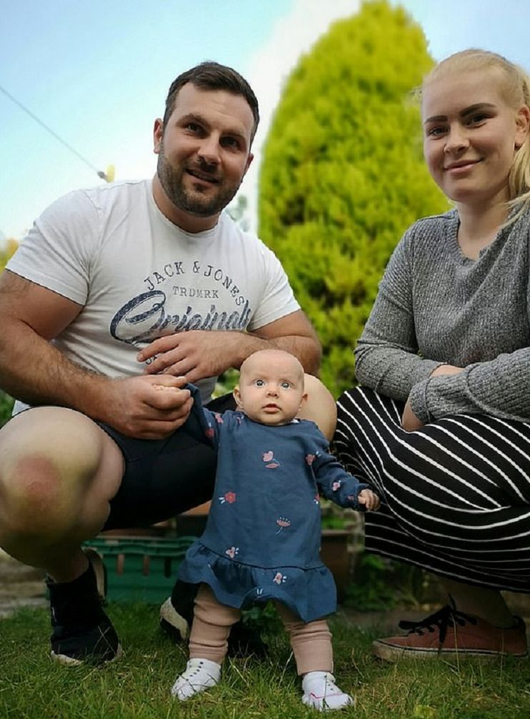 Ma cztery miesiące i już stoi o własnych siłach. Jej tata twierdzi, że jest najsilniejszym dzieckiem na świecie