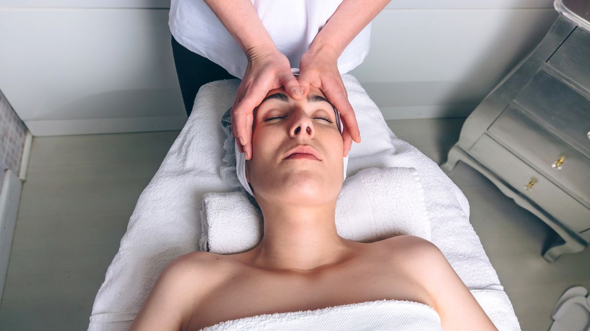 Masaż Kobido to masaż twarzy i karku.