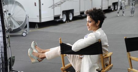 Halle Berry PERFUMUJE się MIĘDZY NOGAMI!
