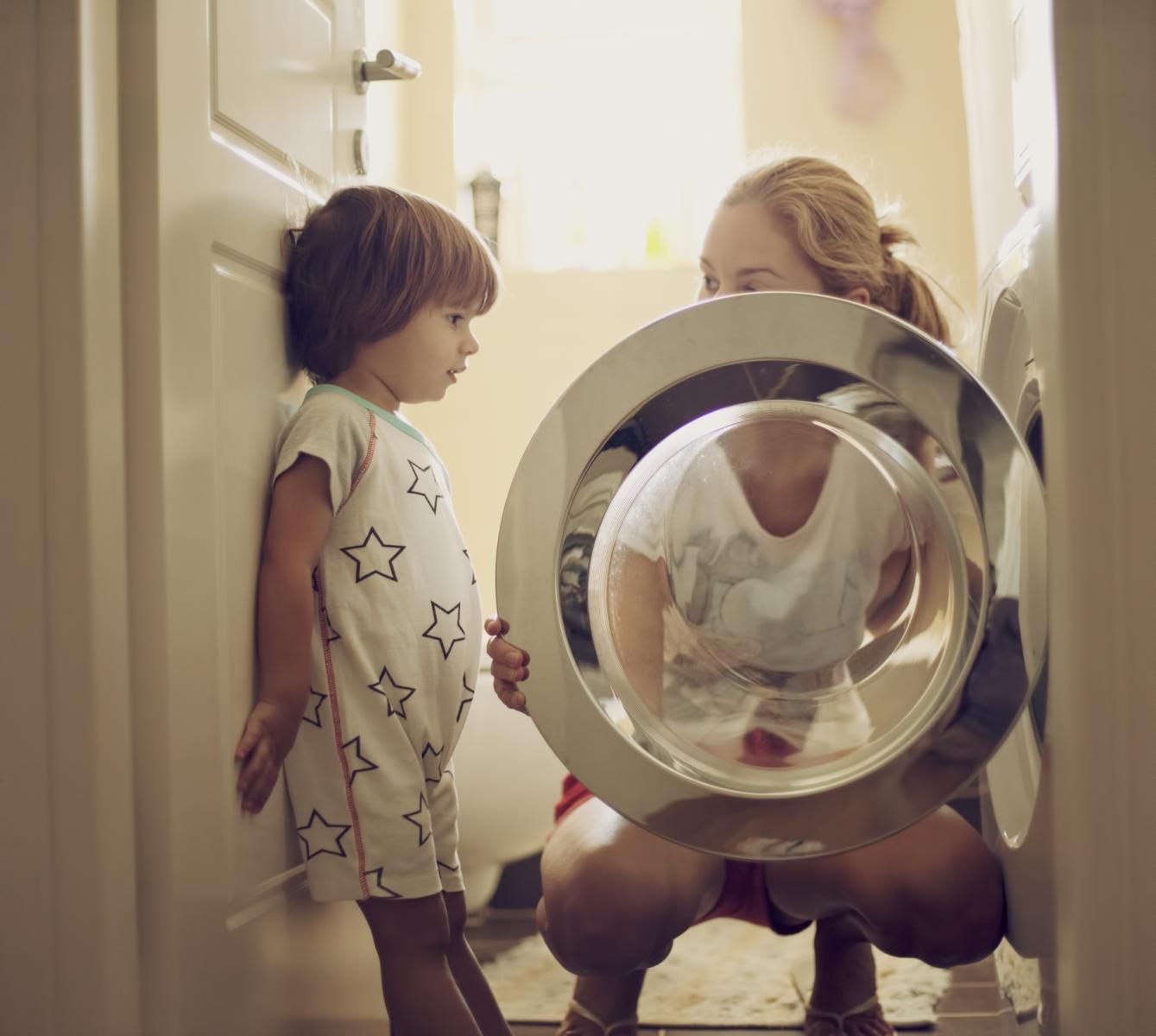 Większość z nas zostawia drzwiczki od pralki otwarte po praniu. To ryzyko dla dziecka