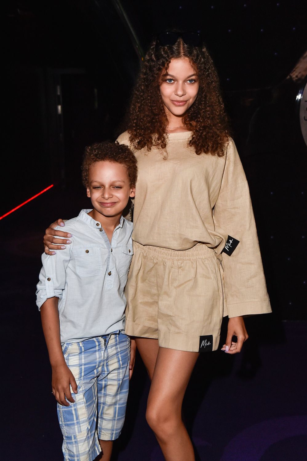 Emilia Dankwa z młodszym bratem na premierze Miraculum (fot. AKPA)