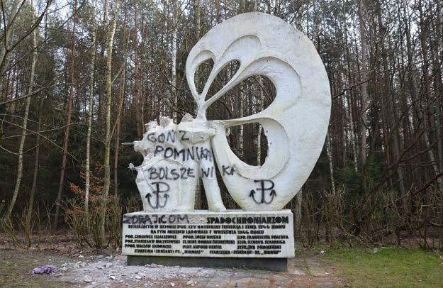 Sokołów: Uszkodzono pomnik polskich i radzieckich spadochroniarzy