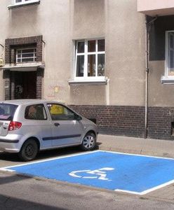 Miejsca parkingowe dla niepełnosprawnych w Poznaniu oznaczone jaskrawą farbą