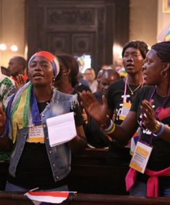 ŚDM: Pierwsza noc pielgrzymów w Krakowie - miasto ogarnia szaleństwo