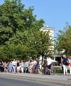 Po darmowe bilety na spektakle teatru Krystyny Jandy trzeba stać w kolejce nawet kilka godzin