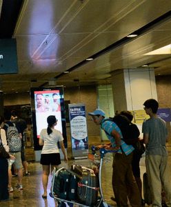 Po 10 dniach czekania na dziewczynę na lotnisku trafił do szpitala