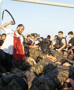 Quo vadis, Turcjo? Miesiąc po próbie puczu przez kraj wciąż przetacza się fala represji