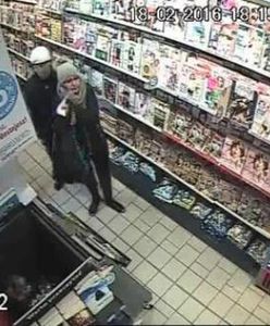 Okradziono sklep w Gnieźnie. Policja publikuje wizerunek osób mogących mieć związek z kradzieżą