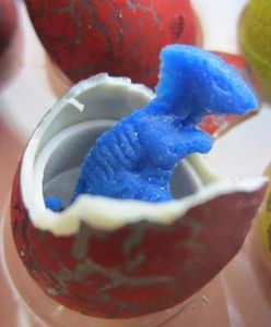 Poznańscy celnicy przechwycili śmiertelnie niebezpieczne dla dzieci zabawki z Chin