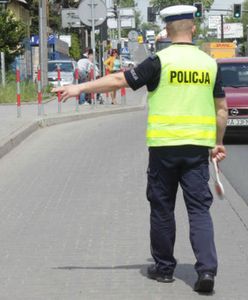 Pijany recydywista kierował samochodem. Trzeźwieje, by usłyszeć zarzuty. W aucie znaleziono broń