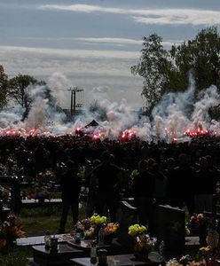 Ostatnie pożegnanie kibica w Knurowie. Tłum spokojnie oddał cześć zmarłemu