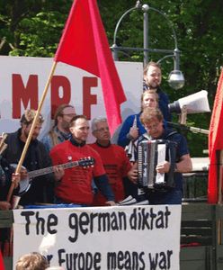 Kontrowersyjne wydarzenie antywojenne. Policja: to forma happeningu