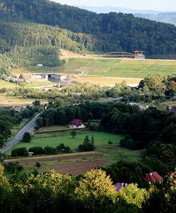 "Nie chcemy być bezludną wyspą" - mieszkańcy Dąbrówki protestują ws. zapory