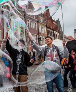 Wielkie puszczanie baniek mydlanych na Starym Rynku w Poznaniu
