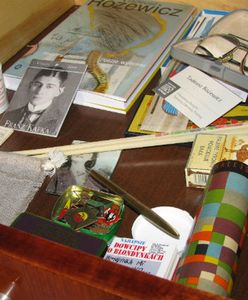 Co kryła szuflada Tadeusza Różewicza? Kalejdoskop, pałeczki i broszurę z dowcipami