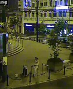 Ktoś celowo oblepił słupy w centrum Poznania plakatami z wulgarnym gestem