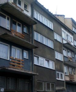 Zabite deskami okna w centrum Wrocławia. Czy jest szansa na zmianę tego widoku?