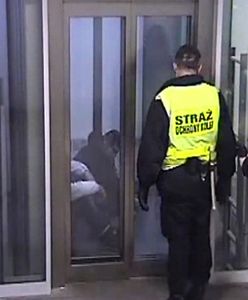 Zamknęli windę na poznańskim dworcu, by nie spali tam bezdomni
