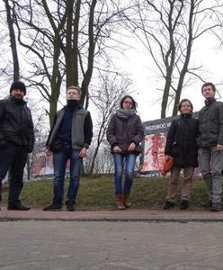 Przy kościele w Kicinie wiszą szokujące plakaty antyaborcyjne
