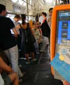 Wielu pasażerów dalej woli przepłacać za papierowe bilety niż mieć kartę PEKA