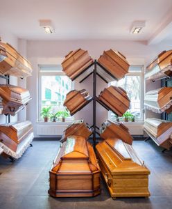 Zakład pogrzebowy oferuje pracę polegającą na leżeniu w trumnie. Zarobki: 150 złotych za 6 godzin