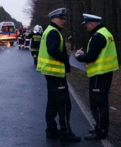 Wypadek koło Elbląga. Pod kołami samochodu zginął 21-latek. Są wstępne ustalenia policji