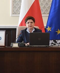 Beata Szydło podsumowała rok rządów. "Rząd służy przede wszystkim Polakom"