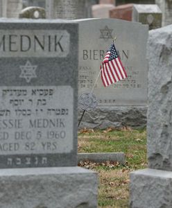 Muzułmanie i żydzi w USA remontują zdewastowany cmentarz. Połączył ich strach o przyszłość