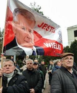 Manifestacja poparcia dla rządu przed Sejmem: jeden z jej uczestników zaatakował posła PO