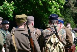 Aktorzy w dawnych mundurach. Rekonstrukcje to ciągle spora atrakcja