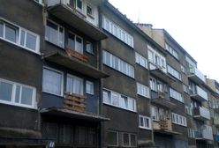 Zabite deskami okna w centrum Wrocławia. Czy jest szansa na zmianę tego widoku?