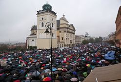 "Czarny poniedziałek". Na manifestacji w Warszawie - ok. 30 tys. osób