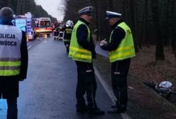 Wypadek koło Elbląga. Pod kołami samochodu zginął 21-latek. Są wstępne ustalenia policji