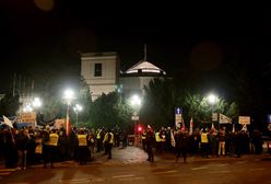 Trwa demonstracja przed Sejmem