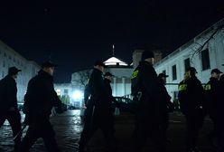 Policja: użyto siły fizycznej wobec osób rzucających się pod koła