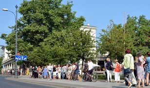 Po darmowe bilety na spektakle teatru Krystyny Jandy trzeba stać w kolejce nawet kilka godzin