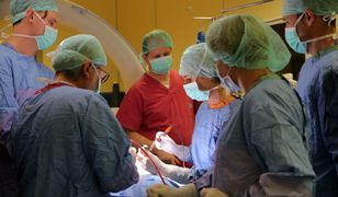 Pionierskie operacje w Olsztynie. Wybudził się 35-letni Tomasz, któremu wszczepiono stymulator mózgowy