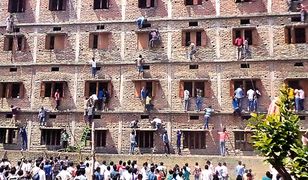 Patologie szkolnictwa w Indiach - ściąganie, przemoc i "prawo dżungli"