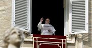 Papież Franciszek rozdał wiernym książeczki na Wielki Post