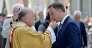 Czy Andrzej Duda mógł podnieść hostię? Biskup wyjaśnia
